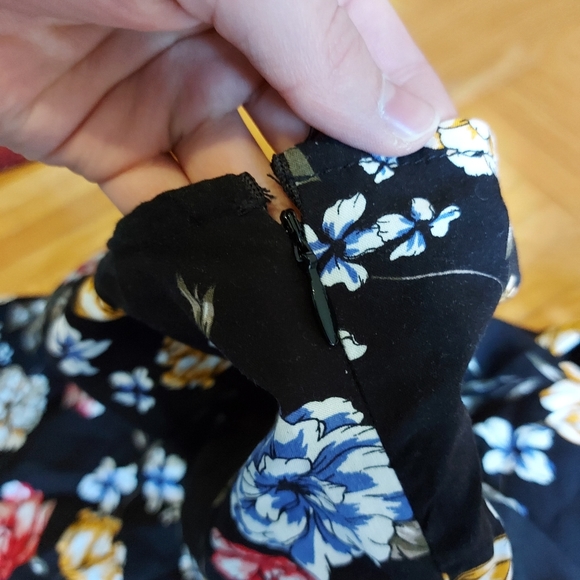 Garage Dress - Picture 3 of 4